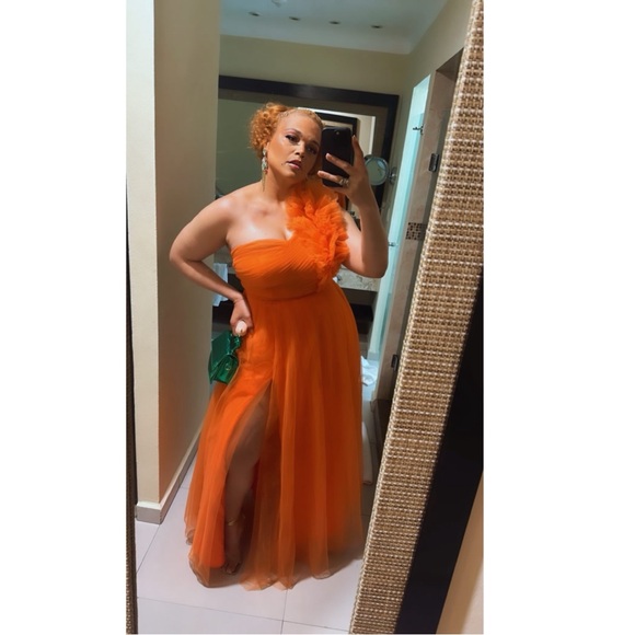 I bought two of this same dress. I will be selling the new one i did not wear. - Picture 3 of 7